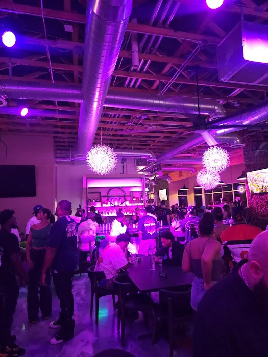 Plush Kitchen & Lounge Picture 4