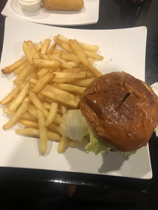 JEWELZ BAR & GRILL Picture 7