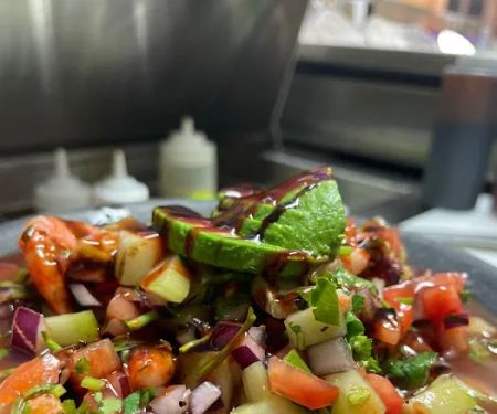 La cruda mariscos y clamat.