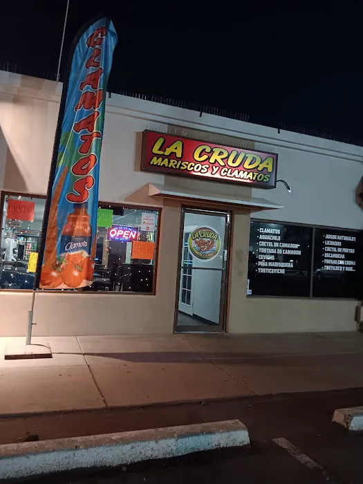 La cruda mariscos y clamat. Picture 6