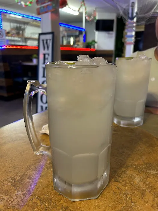 La cruda mariscos y clamat. Picture 8