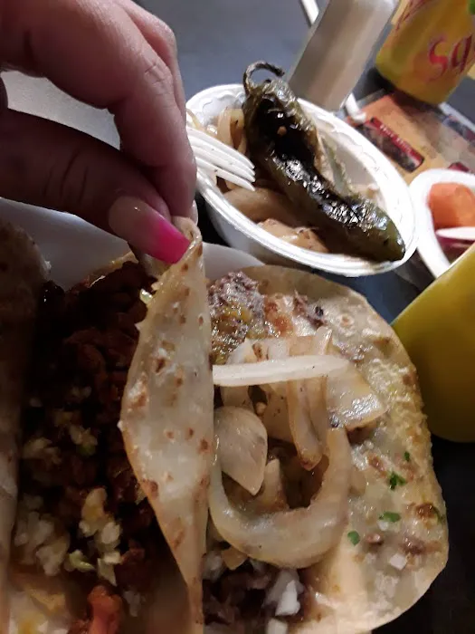 Taquería El Compadre (LA CARRETA) Picture 3