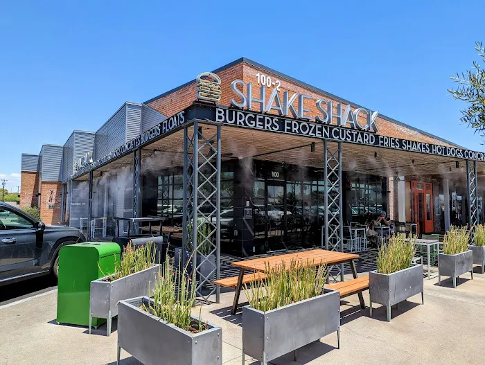 Shake Shack Uptown Plaza - Camelback & Central Picture 10