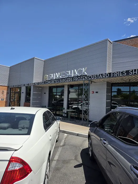 Shake Shack Uptown Plaza - Camelback & Central Picture 5