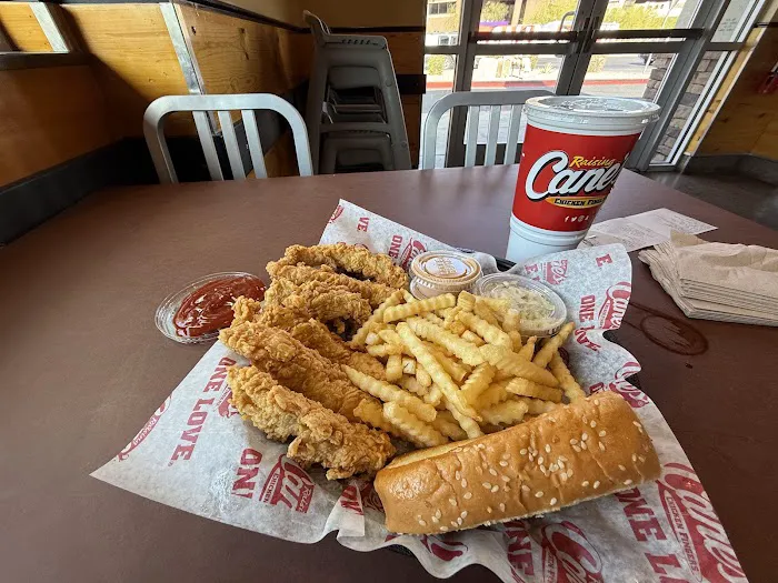 Raising Cane's Chicken Fingers Picture 7