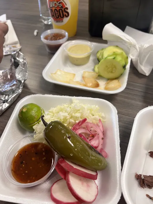 UNOS TACOS Y BIRRIA Picture 4