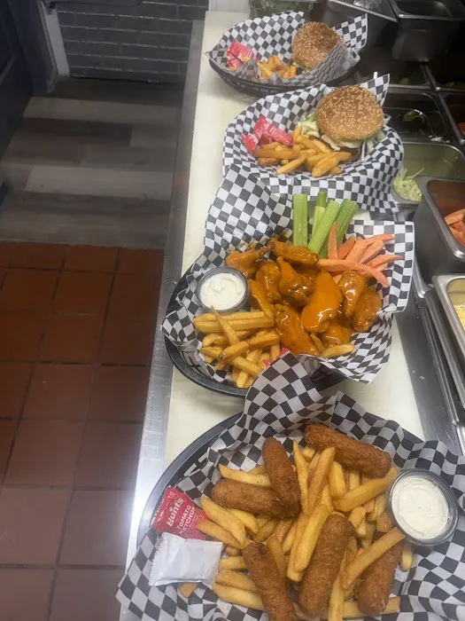 Giant Manhattan Pizza bar Picture 8