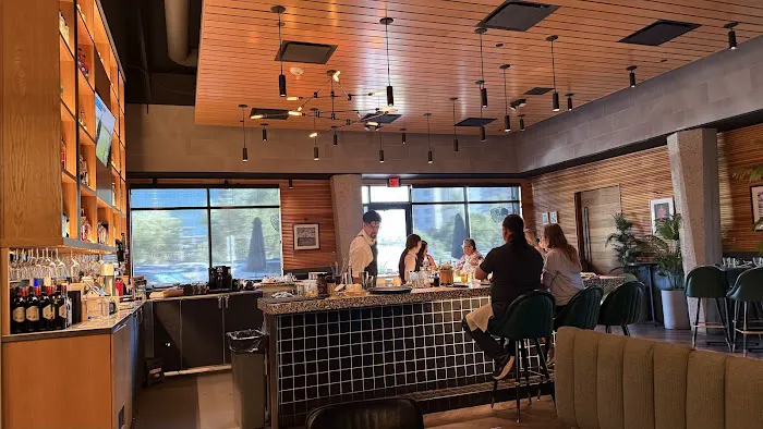 BISUTORO Sushi Bar Grill Picture 7