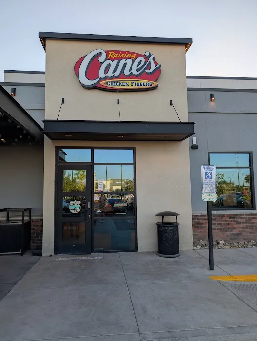 Raising Cane's Chicken Fingers Picture 3