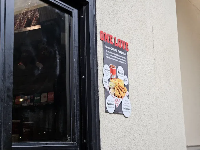 Raising Cane's Chicken Fingers Picture 7