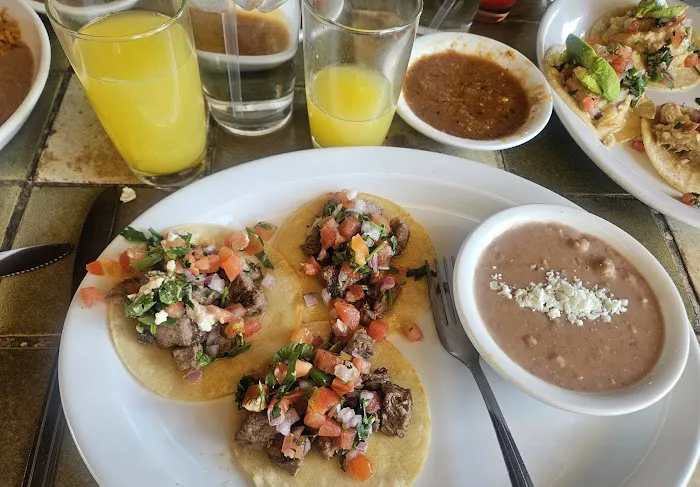 Los Sombreros Picture 2