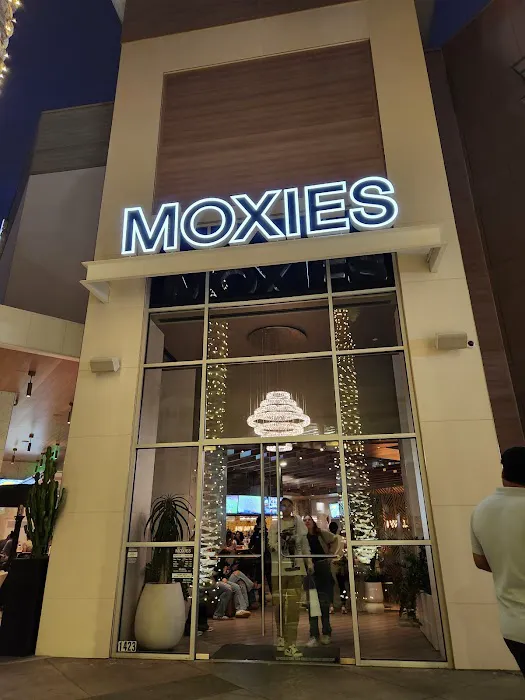 Moxies Scottsdale Restaurant Picture 1