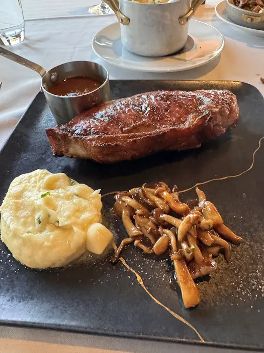 Lincoln Steakhouse & Bar Picture 4