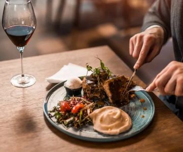 How to Enjoy Dining Alone at a Restaurant: Tips for a Solo Experience