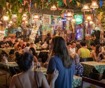 Why You Should Dine at a Local Restaurant Over a Chain – The Benefits Explained