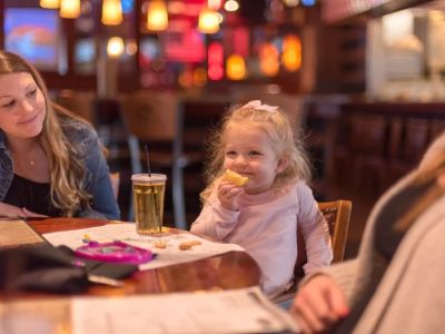 Popular Choices for Family Dining in US Cities Guide